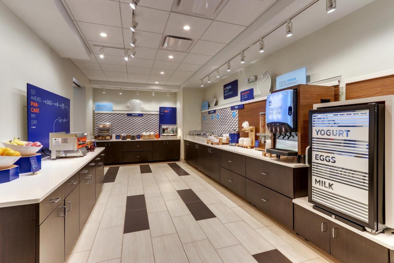 Holiday Inn Express & Suites - Roanoke - Civic Center Luaran gambar